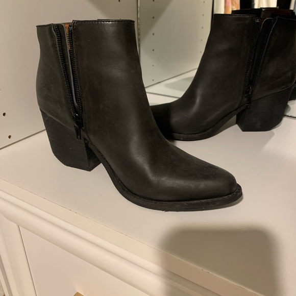 Boots - Picture 3 of 4